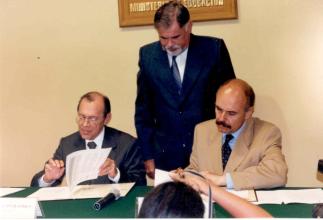 Firma de convenio entre la Comisión de la Verdad y Reconciliación y el Ministerio de Educación - Lima