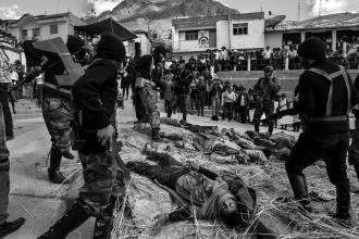 Estudiantes recrean la masacre de Cayara ocurrida en 1988