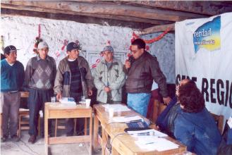 Presentación y entrega de documentos sobre violación a DDHH a comisionados en asamblea pública de Chungui - Ayacucho
