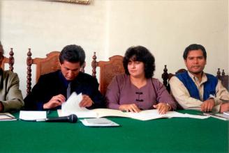 Firma de convenio entre la Comisión de la Verdad y Reconciliación y la coordinadora de prensa de Huánuco
