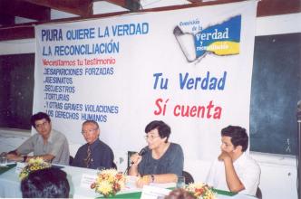 Conferencia de prensa y sembrado de árbol en Piura