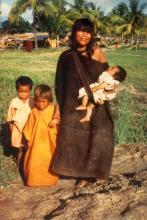 Mujeres y niños en Cutivireni (río Ene)