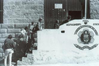 Entrada de la misión en la cárcel de Ayacucho