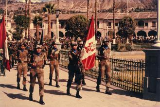 Izamiento de la bandera por parte de los militares