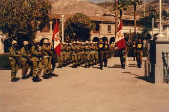 Marcha de militares bajo el mando del general Wilfredo Mori