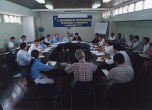 Fotografías de la conversación del sector azucarero en el taller denominado: La reconversión del sector azucarero. Dificultades y posibilidades, diciembre 1997  (ff. 01 - 04)