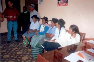 Visita de madres afectadas por la violencia política a la sede regional sur central de la Comisión de la Verdad y Reconciliación en Ayacucho
