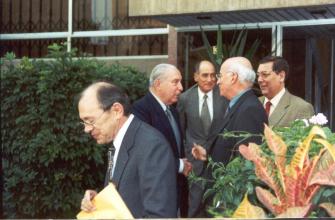 Visita de los comisionados de la Comisión de la Verdad y Reconciliación al expresidente Francisco Morales Bermúdez en Lima