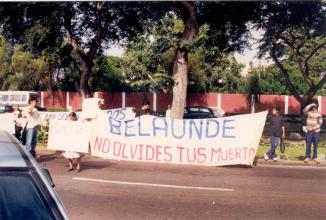Movilización del grupo aprista frente a la sede central de la Comisión de la Verdad y Reconciliación en San Isidro