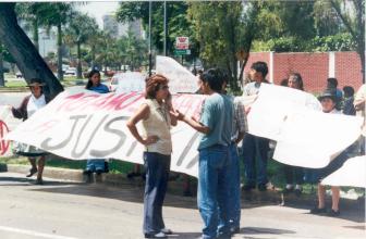 Movilización y visita de familiares de víctimas a la sede de la Comisión de la Verdad y Reconciliación en San Isidro