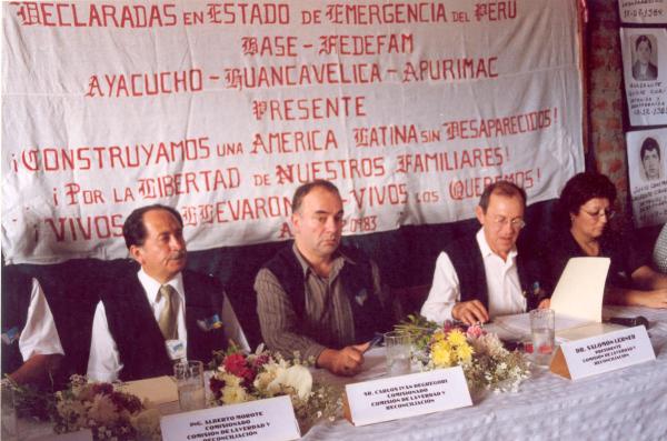 Reunión de los Comisionados con la Asociación Nacional de Familiares de Secuestrados, Detenidos y Desaparecidos del Perú en Huamanga