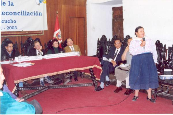 Conferencia de prensa en la Universidad San Cristóbal de Huamanga