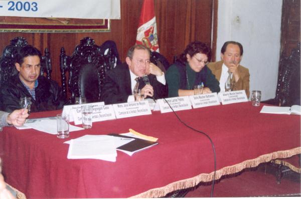 Conferencia de prensa en la Universidad San Cristóbal de Huamanga