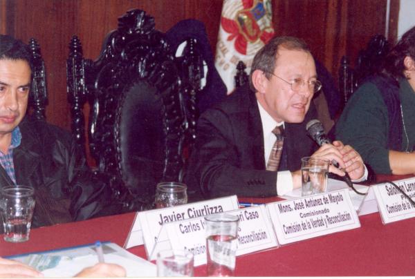 Conferencia de prensa en la Universidad San Cristóbal de Huamanga