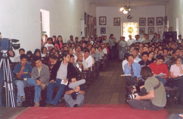 Conferencia de prensa en la Universidad San Cristóbal de Huamanga