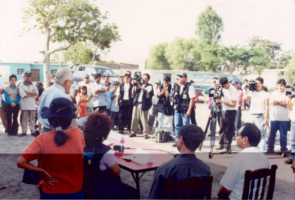Reunión de los comisionados con autoridades locales, eclesiásticas y pobladores de Santa