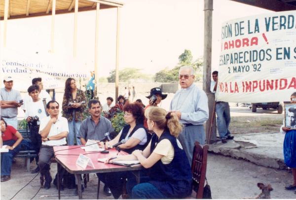 Reunión de los comisionados con autoridades locales, eclesiásticas y pobladores de Santa