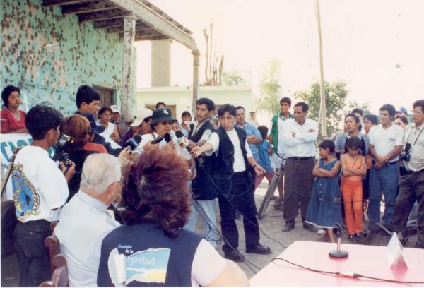 Reunión de los comisionados con autoridades locales, eclesiásticas y pobladores de Santa