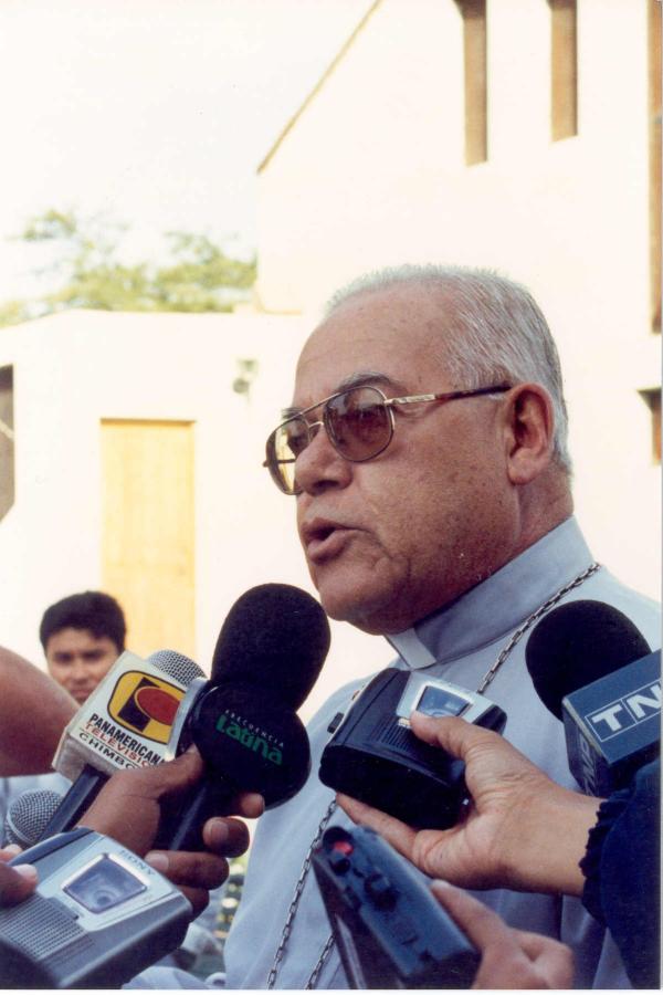 Reunión de los comisionados con autoridades locales, eclesiásticas y pobladores de Santa