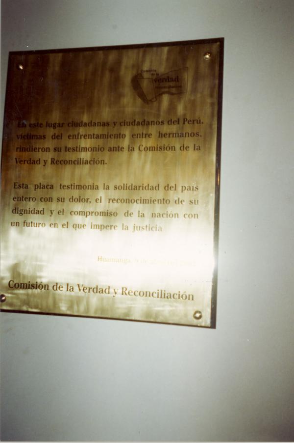 Develamiento de placa recordatoria en Huamanga
