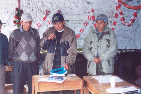 Presentación y entrega de documentos sobre violación a DDHH a comisionados en asamblea pública de Chungui - Ayacucho