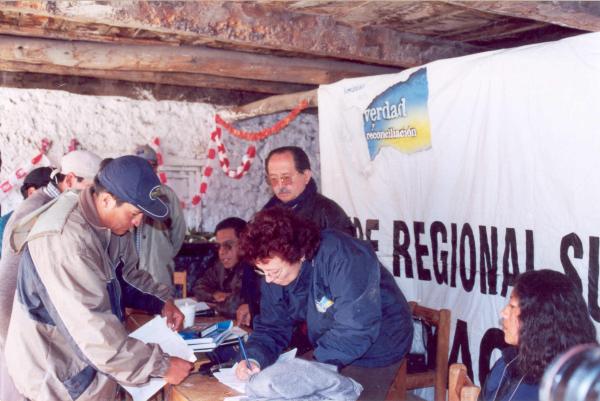 Presentación y entrega de documentos sobre violación a DDHH a comisionados en asamblea pública de Chungui - Ayacucho