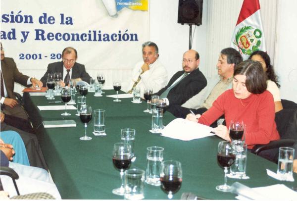 Firma de convenio entre la Comisión de la Verdad y Reconciliación y ONG's - Lima