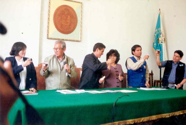 Firma de convenio entre la Comisión de la Verdad y Reconciliación y la coordinadora de prensa de Huánuco