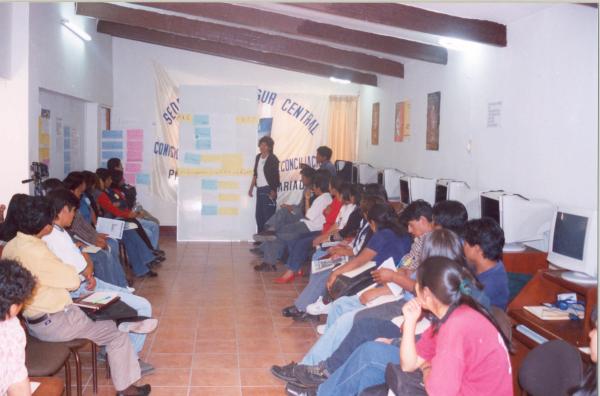 Taller de capacitación con voluntarios en Huamanga
