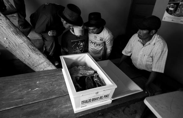 Entrega de los restos de las víctimas de la masacre de Uchu