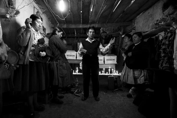 Entrega de los restos de las víctimas de la masacre de Uchu