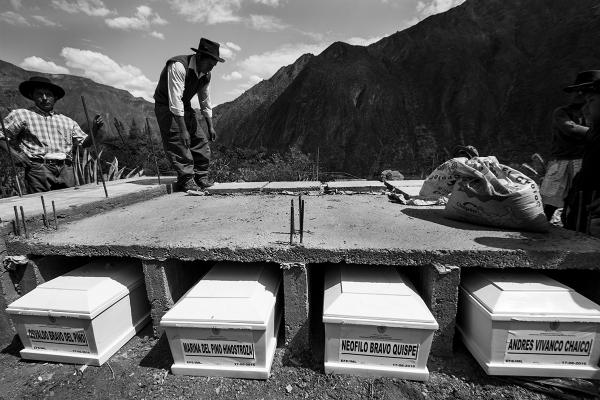 Entrega de los restos de las víctimas de la masacre de Uchu