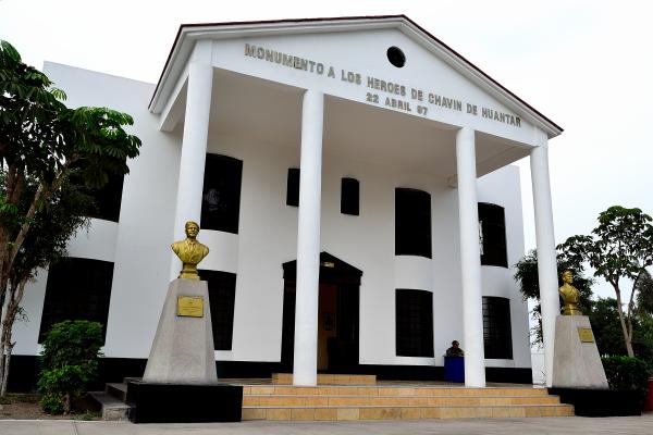 13. Monumento a los héroes de Chavín de Huántar