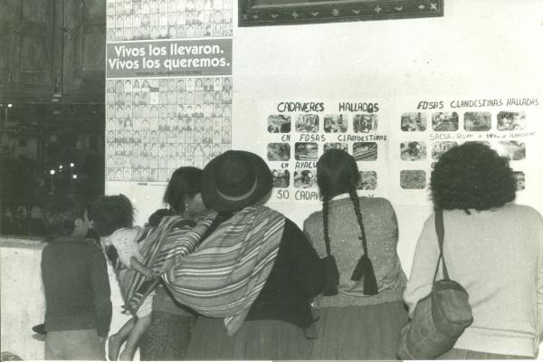Afiche “Vivos los llevaron, vivos los queremos” y fotos de fosas (donde buscaban sus seres queridos)