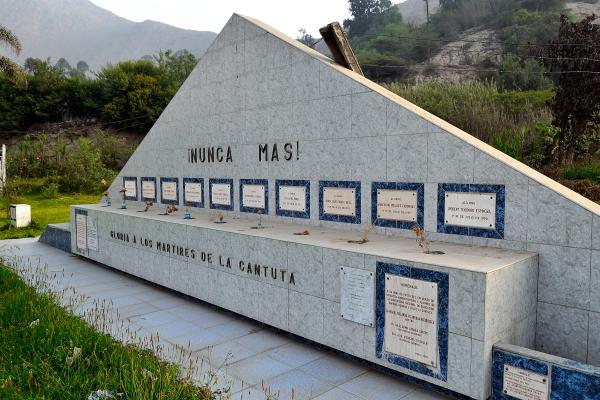 19. Monumento y placa en honor a los estudiantes y profesor de la Universidad Nacional de Educación Enrique Guzmán y Valle, La Cantuta. víctimas de violaciones de DDHH