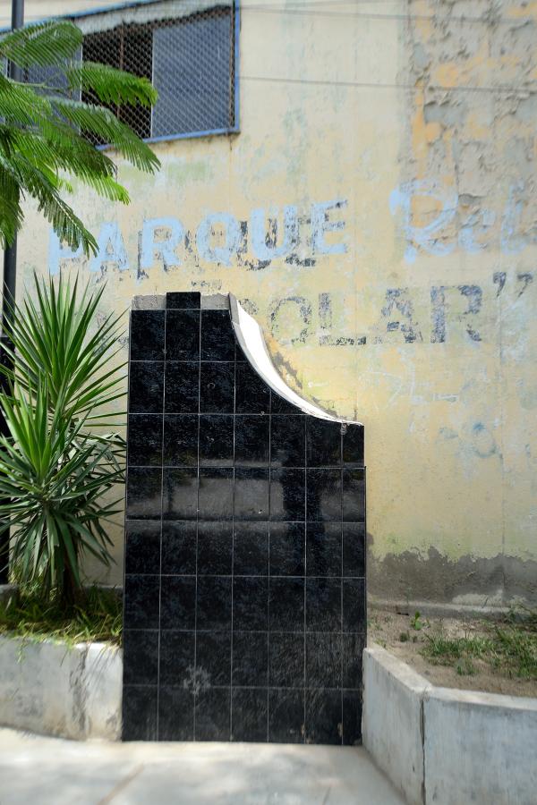 2. Estela de la memoria del parque "Reloj solar" y placa de la CVR
