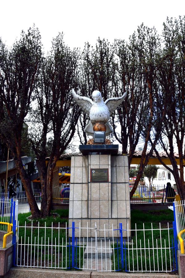 2. "Paloma de la paz" (Cerro de Pasco)
