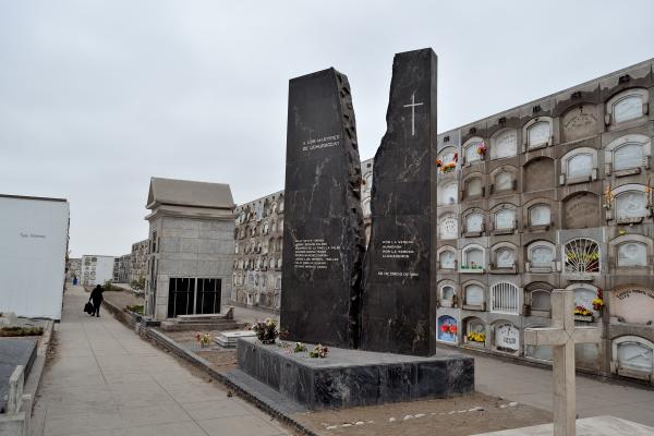 21. Monolito en homenaje a los periodistas mártires de Uchuraccay de Lima- Cementerio el Ángel