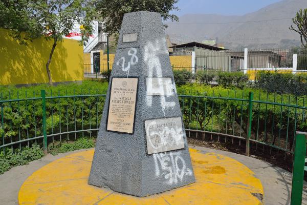22.Óvalo Pascuala Rosado en la plaza de Huaycán