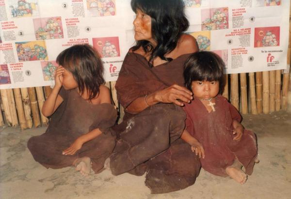 Mujeres y niños en Cutivireni (río Ene)