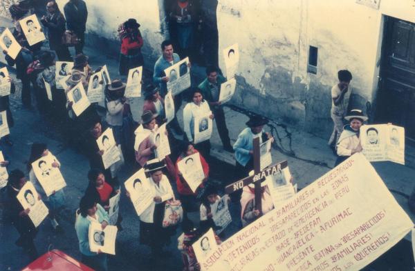 Primera marcha de las mujeres en Ayacucho. En la cruz: No matar