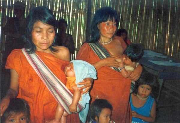 Mujeres y niños en Cutivireni (río Ene)