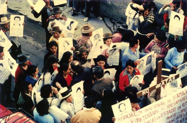 Primera marcha de las mujeres en Ayacucho. En la cruz: No matar