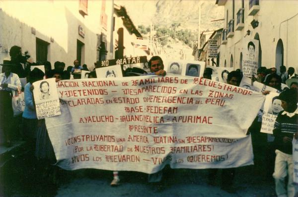 Primera marcha de las mujeres en Ayacucho. En la cruz: No matar