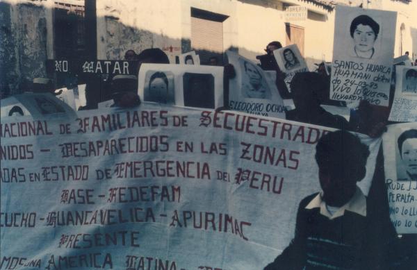 Primera marcha de las mujeres en Ayacucho. En la cruz: No matar