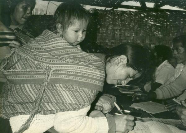 Tratamiento de salud de los niños en un asentamiento humano