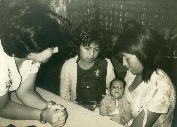 Tratamiento de salud de los niños en un asentamiento humano