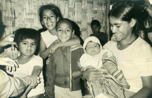 Tratamiento de salud de los niños en un asentamiento humano