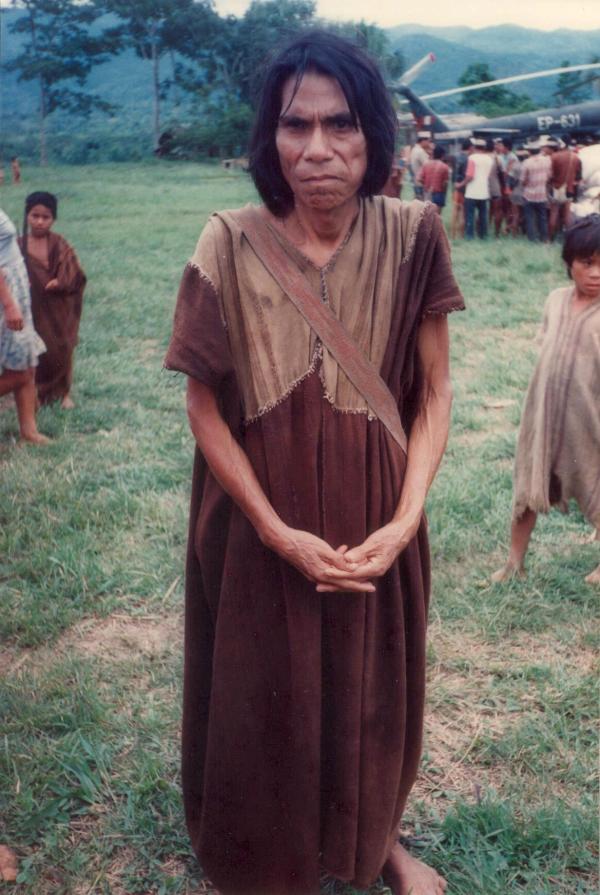 Población asháninka enferma por desnutrición recibiendo donación de alimentos