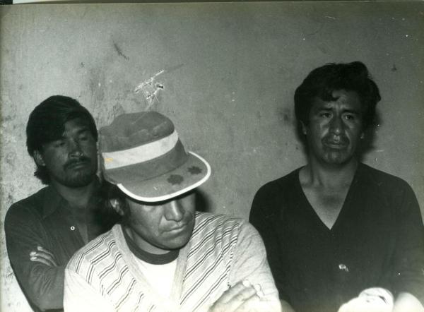 Reclusos y sus custodios en la cárcel de Ayacucho
